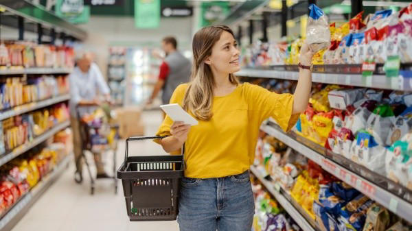 por qué es inadecuado consumir alimentos antes de pagar en el supermercado