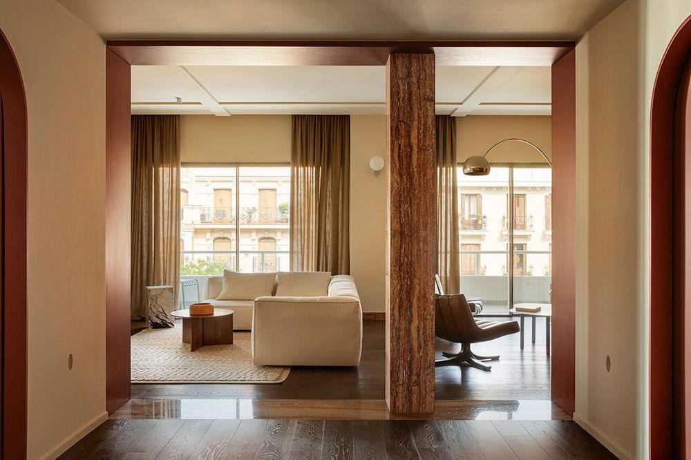 un piso de 200 metros en chamberí, madrid, reformado con espacios abiertos, mucha madera y colores terracota