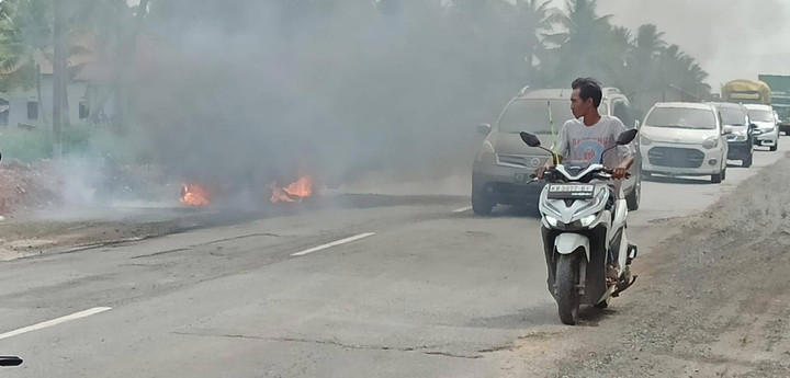 Mobil pikap terbakar di Jalan Raya Senggiring, Mempawah. Foto: Muhammad Zain/Hi!Pontianak