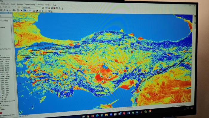 ‘deprem bilgi sistemi’ uygulaması geliştirildi... harita üzerinden seçilen noktanın zemin bilgilerini gösteriyor