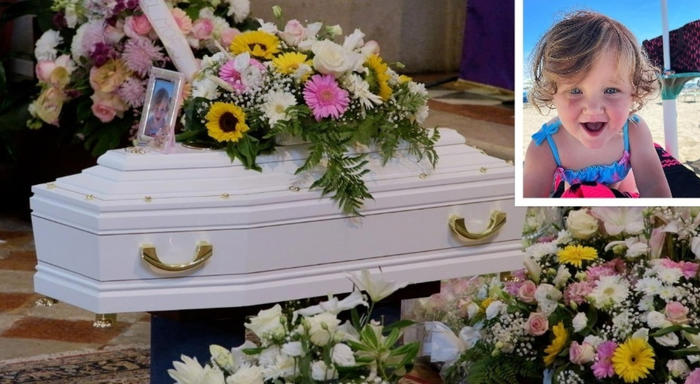 elettra friselle, lacrime e palloncini al funerale della bimba di 18 mesi morta soffocata da un tappo. il parroco: «è immortale»