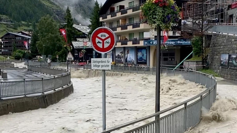 három ember eltűnt a svájci áradásokban