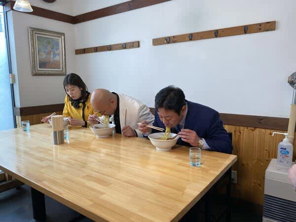 錦鯉たかし、札幌グルメの王道・みそラーメンをガチ食い