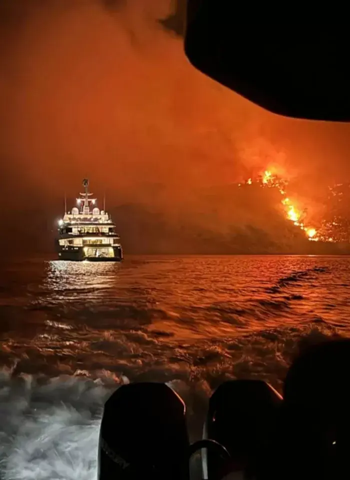 φωτιά στην ύδρα: συνελήφθησαν επιβάτες της θαλαμηγού – κατασχέθηκε το σκάφος