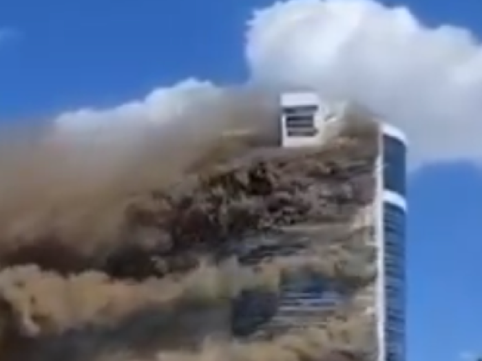 video: v kazachstánu hoří mrakodrap, na likvidaci požáru pracuje 80 hasičů