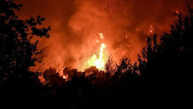 φωτιά στην κερατέα - ήχησε το 112, βίντεο με τις φλόγες ορατές από τα πρώτα σπίτια