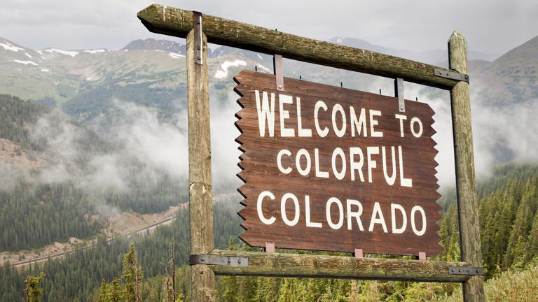 welcome to colorful colorado sign_iStock-695140262