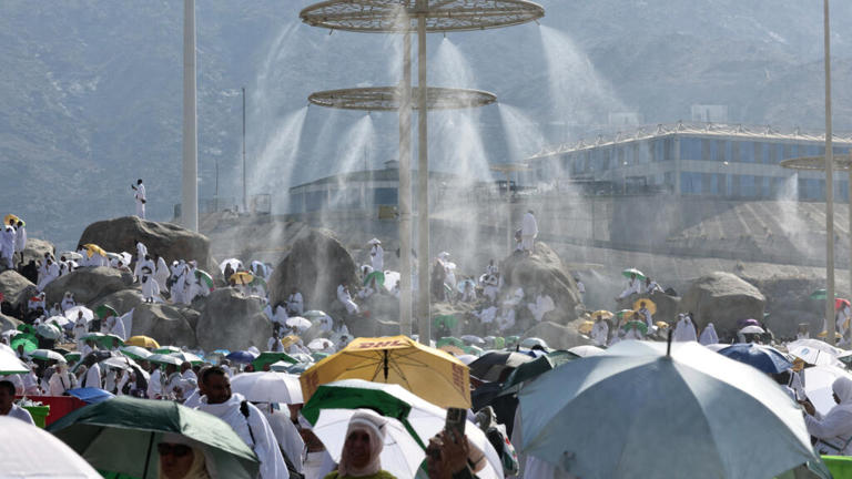 Des distributeurs de brume rafraîchissent les pèlerins au pied du mont Arafat en Arabie saoudite, également connu sous le nom de Jabal al-Rahma ou Mont de la Miséricorde, pendant le point culminant du pèlerinage du hadj, le 15 juin 2024.