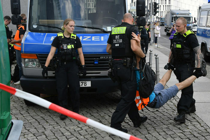 gehweg statt straße: berliner polizei verhindert aktion der letzten generation