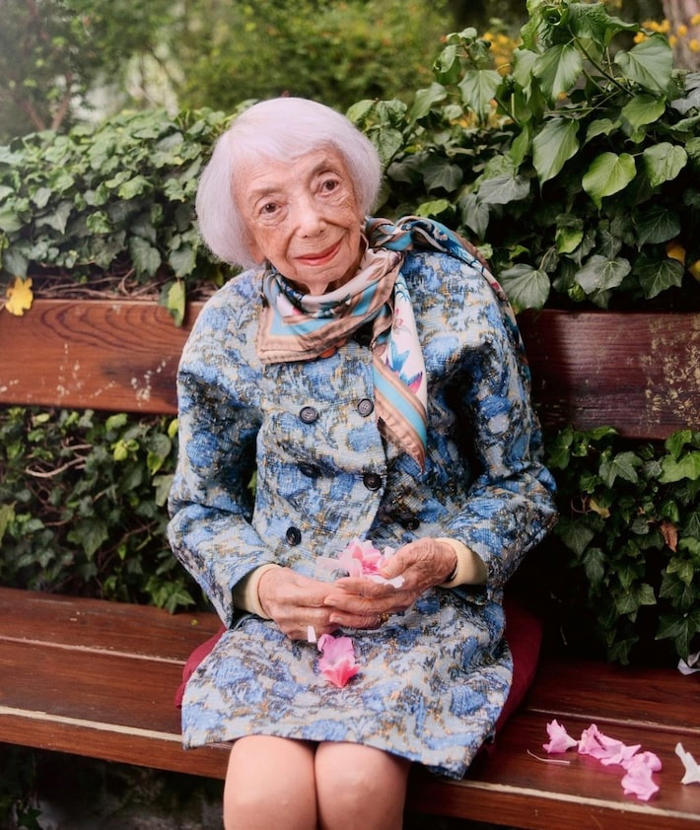 aos 102 anos, sobrevivente do holocausto é capa da vogue; conheça a história dela