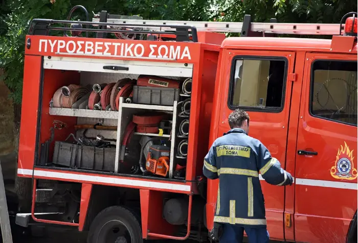 σαλαμίνα: βίντεο από την ανατροπή του πυροσβεστικού οχήματος στην διάρκεια πυρκαγιάς