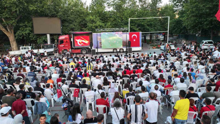 isparta’da vatandaşlar milli maç heyecanını dev ekrandan takip etti