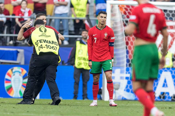 viisi fania juoksi kentälle cristiano ronaldon luokse – portugalin valmentaja huolissaan