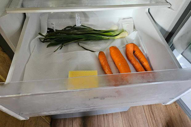 włóż gąbkę do szuflady z warzywami w lodówce. tanie, proste i genialne