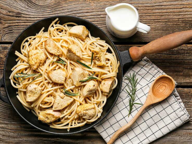 Hähnchen-Nudel-Pfanne: Pasta-Rezept für Eilige