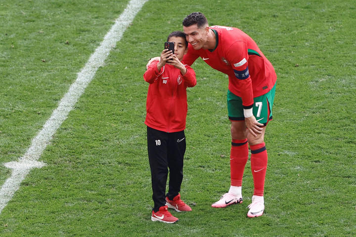 pelatih portugal prihatin aksi nekat penyusup yang mau selfie dengan ronaldo
