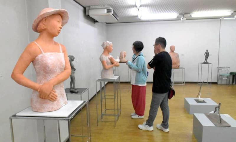 茨城県内彫刻家7人が意欲作 人物や抽象 自由継承、50回の節目 水戸で作品展
