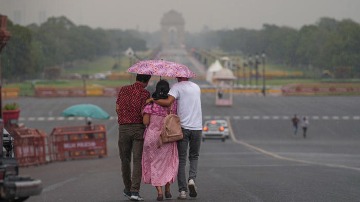 delhi likely to see light rain today, heavy shower alert in kerala