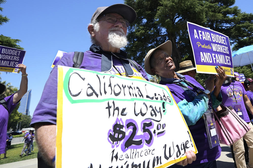 demócratas de california acuerdan retrasar incremento al salario mínimo de trabajadores de salud