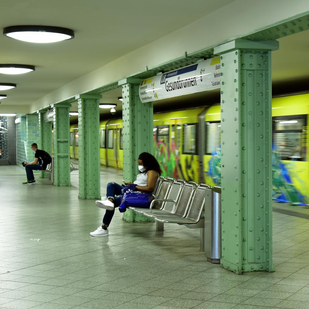 Frau Unter Zug Der U8 Eingeklemmt: Rettungseinsatz Im Berliner U ...