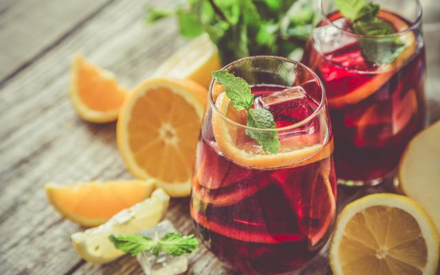 la recette de la sangria rosé maison, la boisson qui sera la star de tous les apéros estivaux