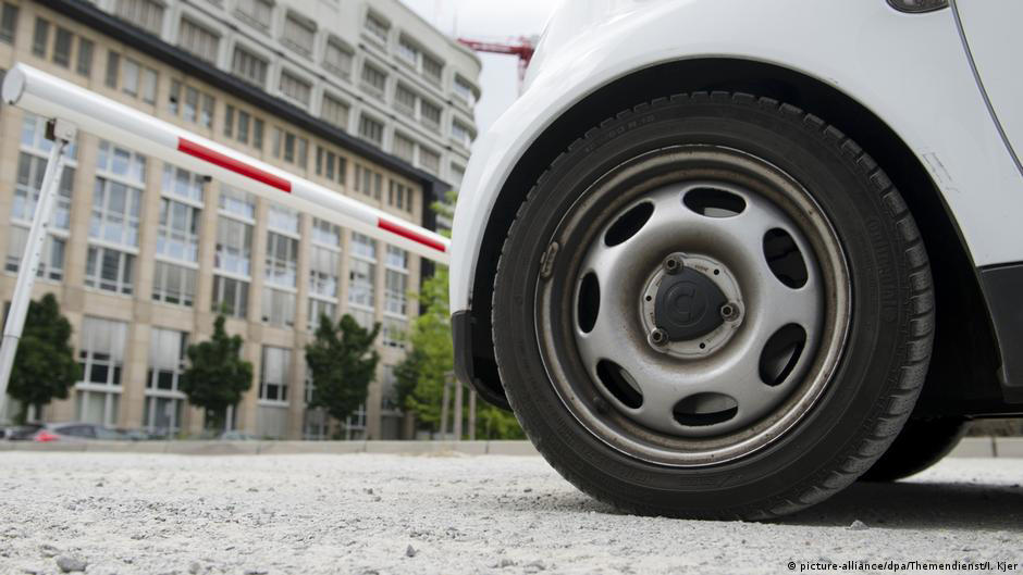 niemieckie miasta: ponad tysiąc euro za rezygnację z auta