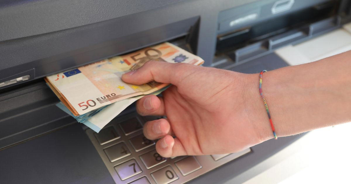 pourquoi cette banque vous demande de taper une 2e fois votre code pour les retraits supérieurs à 50 euros ?