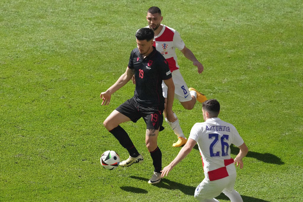suspende uefa a jugador de albania por cánticos nacionalistas