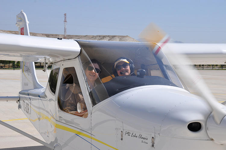 eskişehir'de kırsal mahalle sakinleri uçak ve helikopterle uçuş deneyimi yaşadı