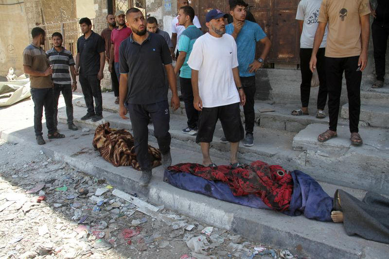 ataque aéreo israelense deixa oito mortos em centro de ajuda de gaza, dizem testemunhas