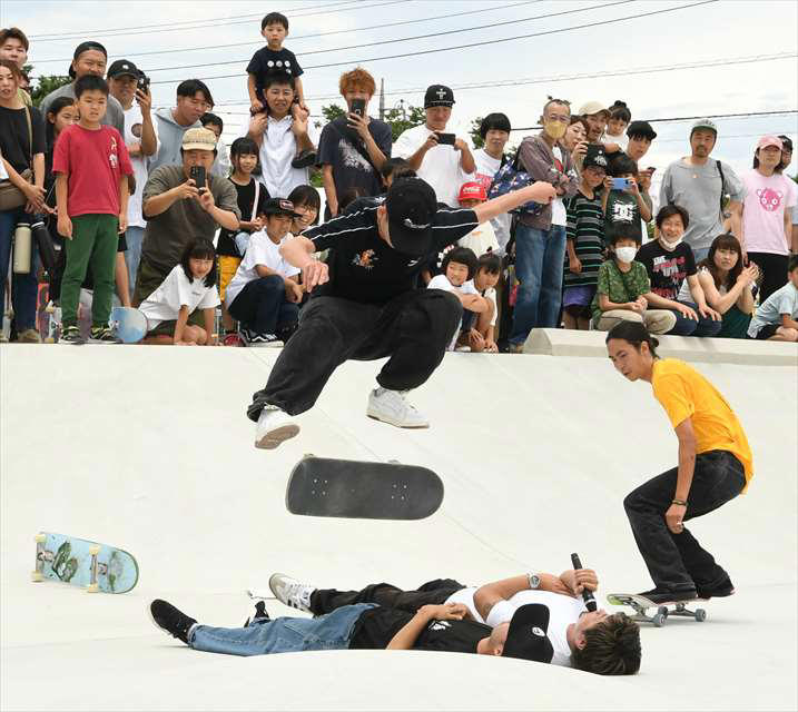 華麗なジャンプに大歓声 群馬・太田市にスケートパーク完成