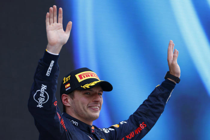 max verstappen holds off lando norris to win spanish gp and increase f1 lead