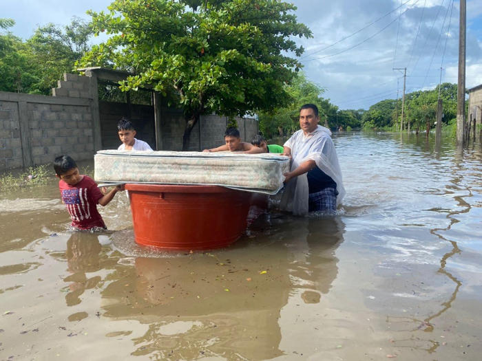 se desbordan ríos en oaxaca y tamaulipas; inundan viviendas