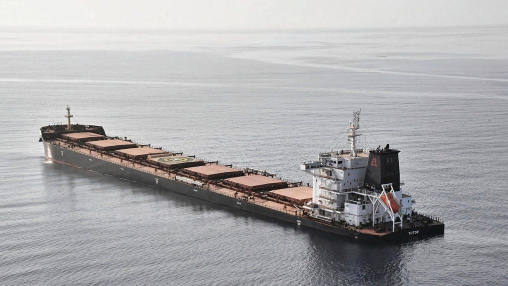 υεμένη: aκυβέρνητο πλέει εμπορικό πλοίο που χτύπησαν οι χούθι