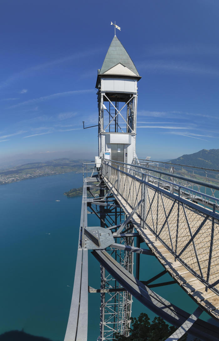 el ascensor natural más alto de europa: una plataforma centenaria en mitad del paraíso