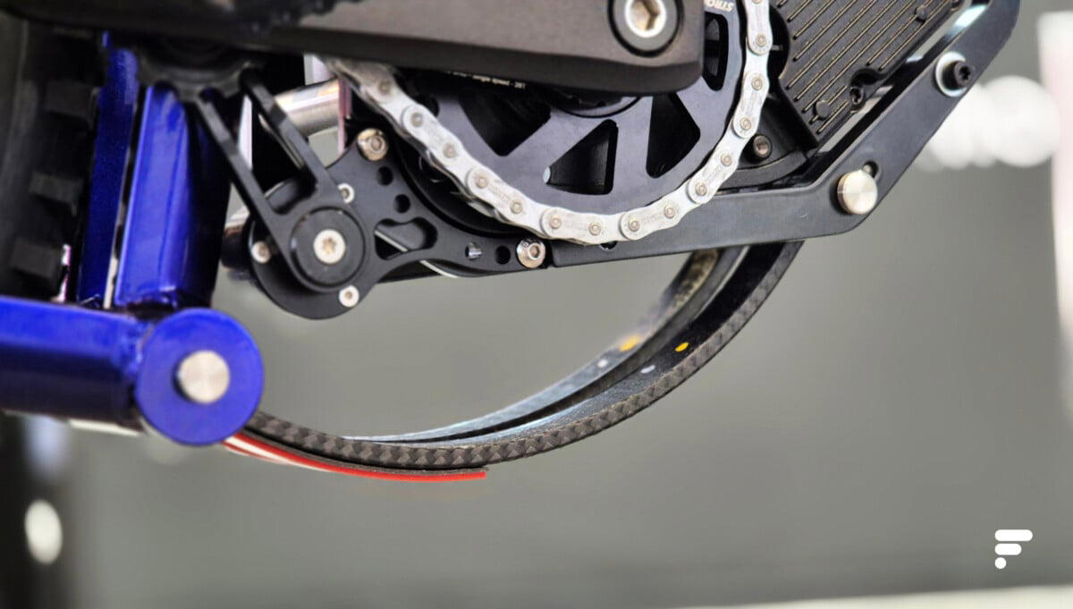 ce vélo électrique français intègre une suspension inédite : une lame composite tirée, on vous explique ce que c’est