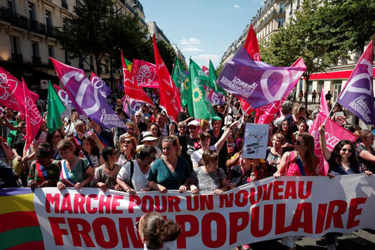 フランスでは６月２３日、マリーヌ・ルペン氏の極右政党「国民連合（ＲＮ）」に抗議する女性の大規模なデモが各地で行われた。パリで撮影（２０２４年　ロイター/Gonzalo Fuentes）