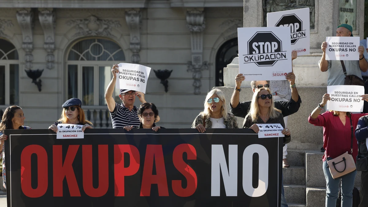 El fin de los 'okupas' en España: así es la ley aprobada por el Congreso  que permitirá desalojar una casa en cuestión de horas