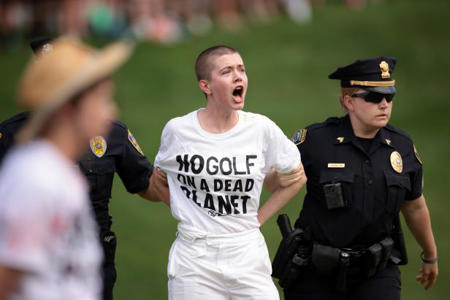 Protesters storm green in front of Scottie Scheffler, Tom Kim to delay ending of Travelers Championship<br><br>