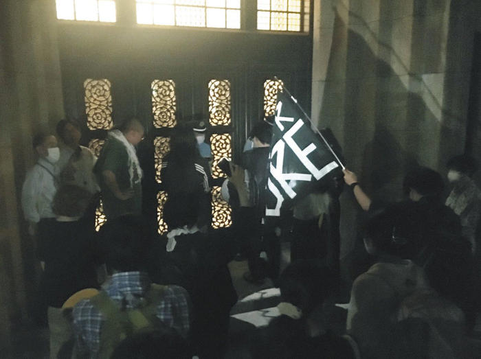 深夜の東大安田講堂前に学生100人集結、警察官臨場も… 授業料値上げを巡る「総長対話」の一部始終