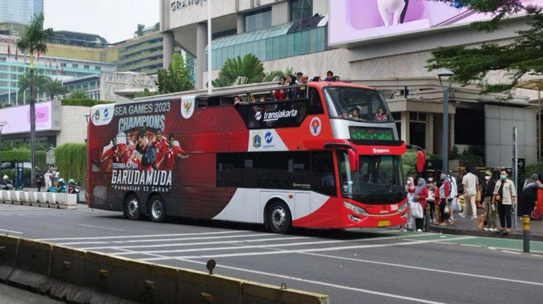 Bus BW4 Transjakarta di Halte Bundaran HI, Jakarta Pusat, Minggu (11/6/2023). Bus wisata Transjakarta beroperasi setiap hari melewati sejumlah rute.
