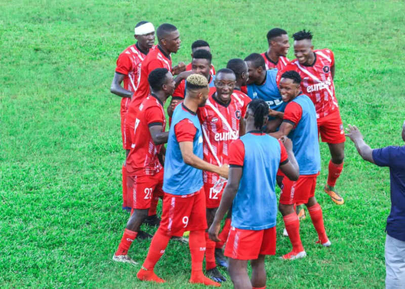 madubuike applauds abia warriors players after draw against doma united