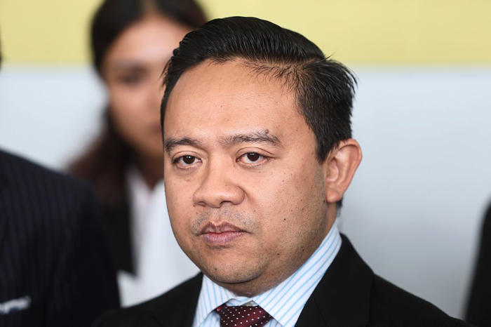 wan saiful referred to the rights and privileges committee over allegedly misleading statements