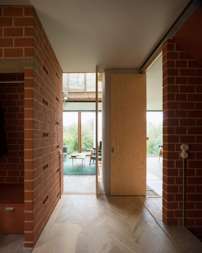 questa casa ristrutturata a copenhagen è una dimora orgogliosamente “in divenire”