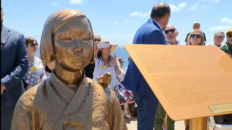 イタリアのサルデーニャ島で慰安婦像の除幕式 碑文には日本の責任と対応を追及する文言 日本は像と碑文の撤去の働きかけ