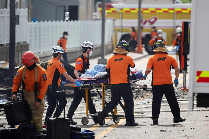 20 jenazah ditemukan dalam pabrik baterai litium yang hangus terbakar di korsel
