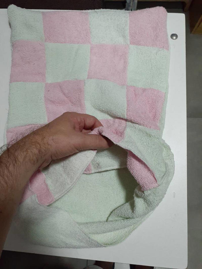 diy-instructies voor het maken van een badmat van oude handdoeken