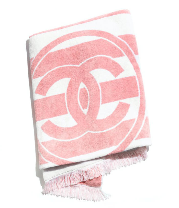 chanel「coco beach」登場！10款海島度假單品推薦：編織帽、雙c logo海灘巾，這款「毛巾水桶包」顏值已經逆天！