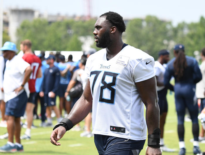 titans remain unsettled on right side of offensive line