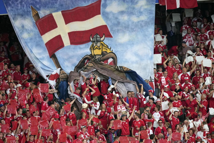 danmarks fotballforbund fikk bot for uefa-banner – vil finne de skyldige